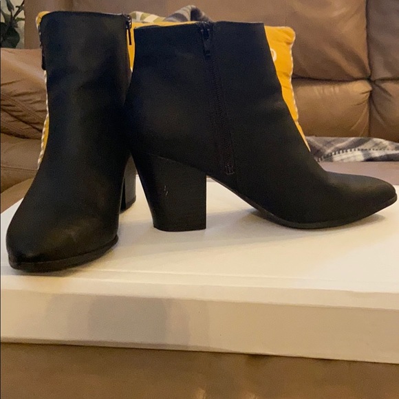 G by Guess Booties Size 11 M w/pointed toe - Picture 2 of 9